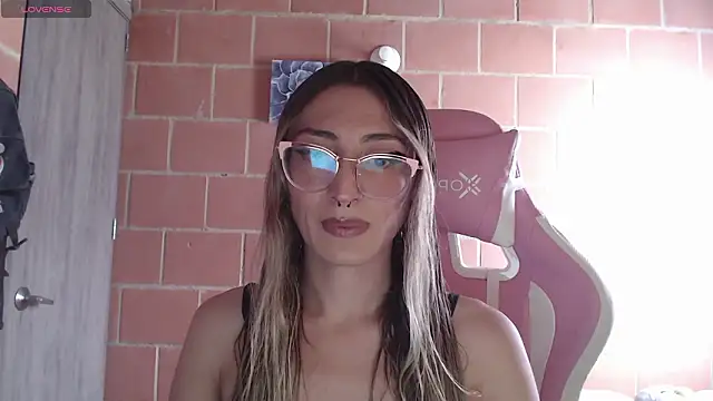 Snapshot of Andrea_camilaaa chatting on February 10, 5:17 pm Andrea camilaaa online show from February 10, 5:17 pm