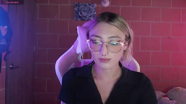 Snapshot of Andrea_camilaaa chatting on April 9, 7:41 pm Andrea camilaaa online show from April 9, 7:41 pm