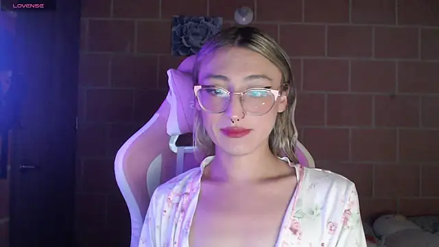 Snapshot of Andrea_camilaaa chatting on April 15, 11:06 am Andrea camilaaa online show from April 15, 11:06 am