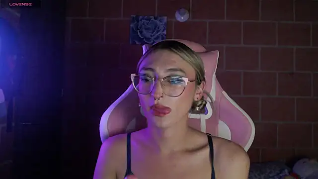Snapshot of Andrea_camilaaa chatting on April 21, 1:42 am Andrea camilaaa online show from April 21, 1:42 am