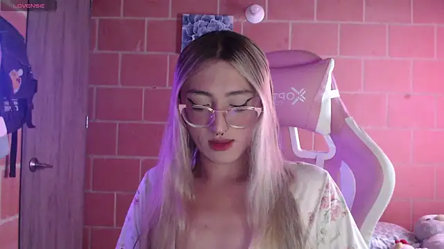 Snapshot of Andrea_camilaaa chatting on April 21, 1:17 pm Andrea camilaaa online show from April 21, 1:17 pm