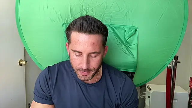 brettmycles28 online show from May 27, 9:23 pm