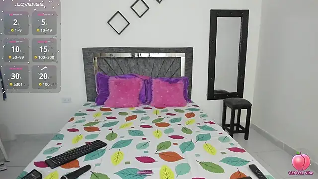 Snapshot of Laurasofia01 chatting on September 23, 4:37 am Laurasofia01 online show from September 23, 4:37 am