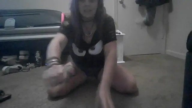 Snapshot of TWiSTYTheTwizted chatting on June 4, 8:26 pm TWiSTYTheTwizted online show from June 4, 8:26 pm