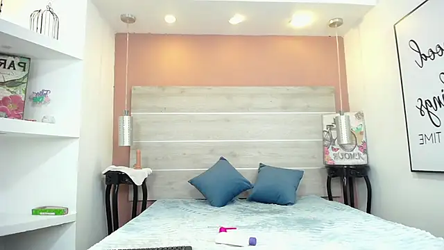 Snapshot of AlexandraCambell chatting on November 4, 4:50 pm AlexandraCambell online show from November 4, 4:50 pm