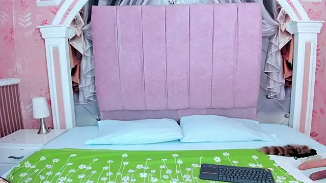 Snapshot of mishell_lovely chatting on November 12, 1:33 pm mishell lovely online show from November 12, 1:33 pm