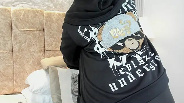 leilapons online show from October 10, 5:23 pm