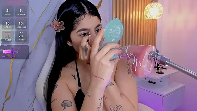 alissaowens  online show from June 19, 11:03 am