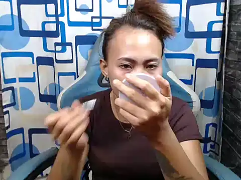 joanpetite online show from April 24, 11:07 pm