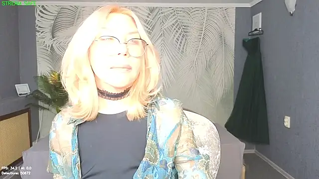 Snapshot of Wendy_Waves chatting on June 28, 12:33 pm Wendy Waves online show from June 28, 12:33 pm