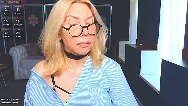 Snapshot of Wendy_Waves chatting on July 21, 1:35 pm Wendy Waves online show from July 21, 1:35 pm