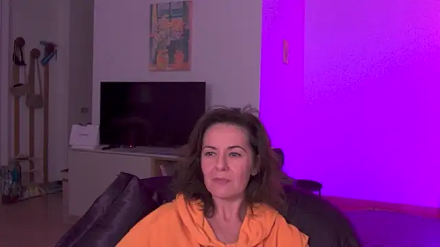 Snapshot of Witch_in_Silk chatting on October 17, 1:20 am Witch in Silk online show from October 17, 1:20 am