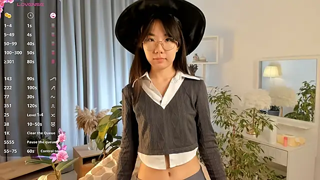 Snapshot of UdelaDodson chatting on October 1, 3:29 pm UdelaDodson online show from October 1, 3:29 pm