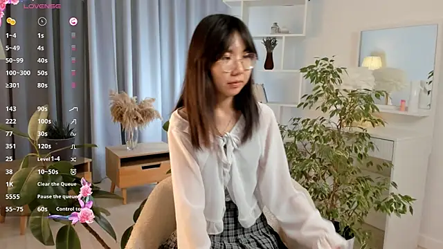 Snapshot of UdelaDodson chatting on October 4, 3:21 pm UdelaDodson online show from October 4, 3:21 pm