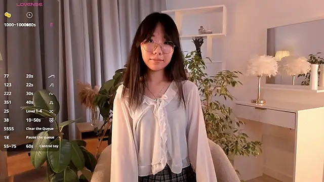 Snapshot of UdelaDodson chatting on October 9, 1:36 am UdelaDodson online show from October 9, 1:36 am