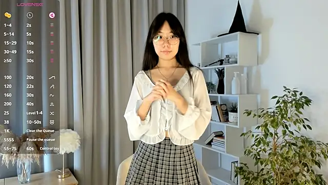 Snapshot of UdelaDodson chatting on October 25, 1:13 am UdelaDodson online show from October 25, 1:13 am