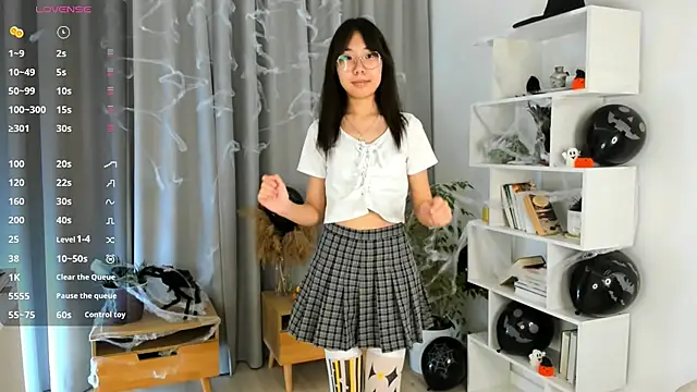 Snapshot of UdelaDodson chatting on October 30, 1:07 am UdelaDodson online show from October 30, 1:07 am