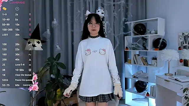 Snapshot of UdelaDodson chatting on October 31, 1:06 am UdelaDodson online show from October 31, 1:06 am