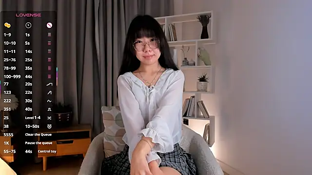 Snapshot of UdelaDodson chatting on December 5, 1:25 am UdelaDodson online show from December 5, 1:25 am