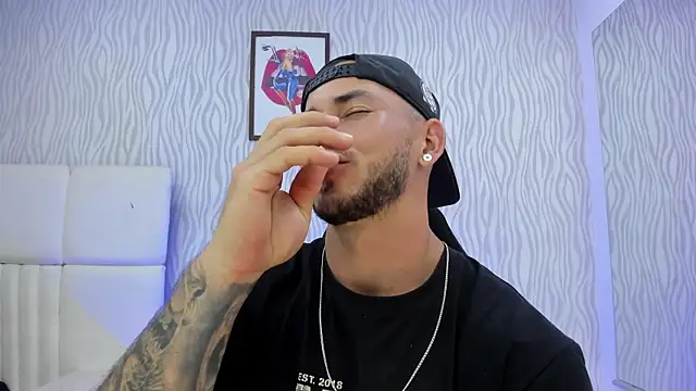 Snapshot of dylan_jacobx chatting on December 15, 3:22 am dylan jacobx online show from December 15, 3:22 am