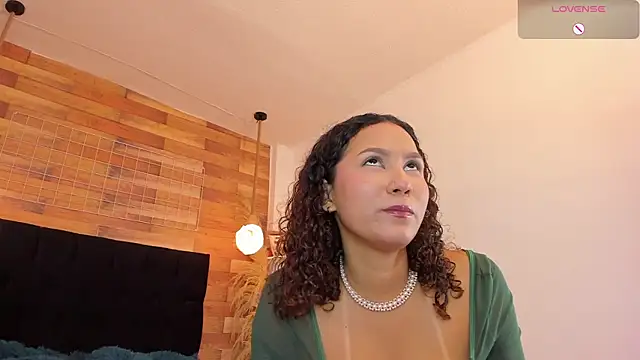 Snapshot of Emily_brown04 chatting on November 15, 1:18 pm Emily brown04 online show from November 15, 1:18 pm