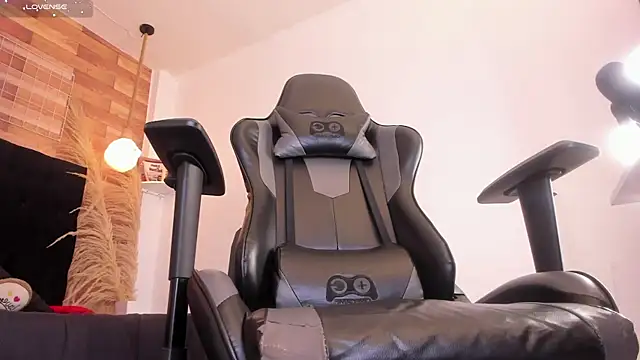 Snapshot of Emily_brown04 chatting on December 15, 11:14 am Emily brown04 online show from December 15, 11:14 am