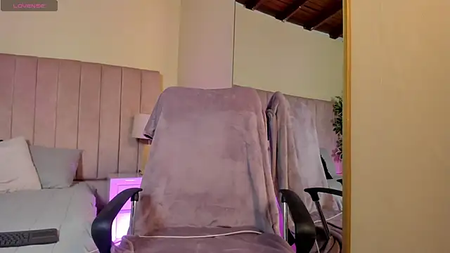 Snapshot of Mia_mtnz02 chatting on September 11, 3:56 pm Mia mtnz02 online show from September 11, 3:56 pm