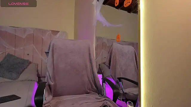 Snapshot of Mia_mtnz02 chatting on October 24, 1:03 am Mia mtnz02 online show from October 24, 1:03 am