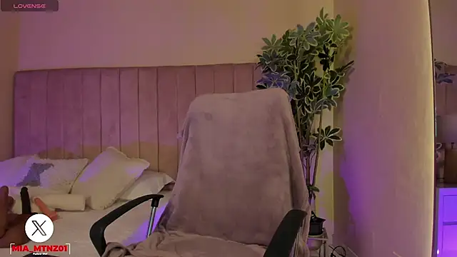 Snapshot of Mia_mtnz02 chatting on November 25, 12:21 am Mia mtnz02 online show from November 25, 12:21 am