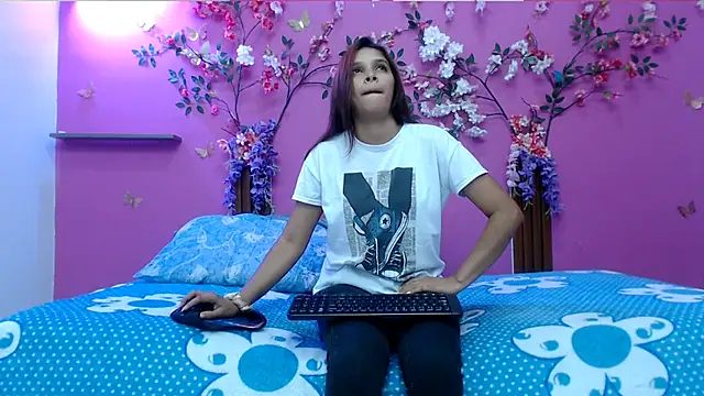 skinnybarbie022 online show from March 8, 1:14 am