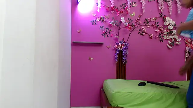 skinnybarbie022 online show from May 3, 12:38 am