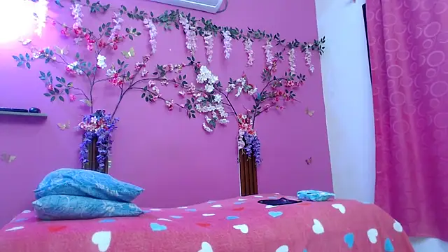skinnybarbie022 online show from June 12, 12:20 am