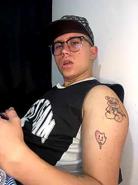 Snapshot of Kurtxxx22 chatting on September 18, 11:40 pm Kurtxxx22 online show from September 18, 11:40 pm