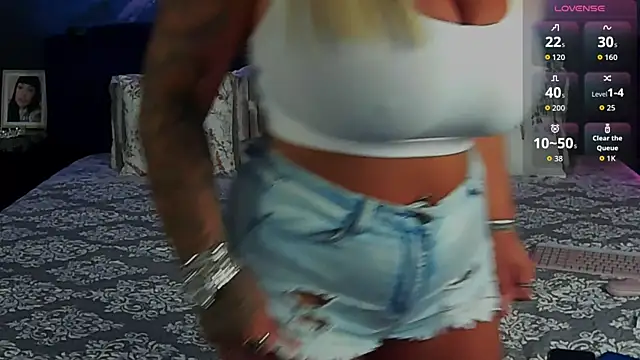 Snapshot of Sierra_Quinn chatting on June 22, 7:55 pm Sierra Quinn online show from June 22, 7:55 pm