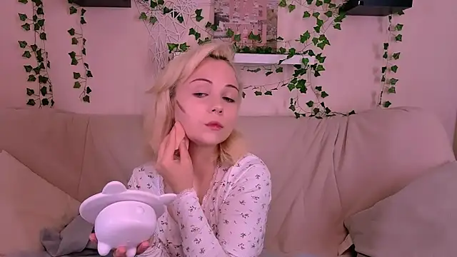 Charlotte Colinss online show from September 22, 5:31 am