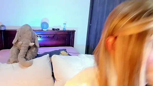 Snapshot of Flora_Minx chatting on November 22, 6:45 am Flora Minx online show from November 22, 6:45 am