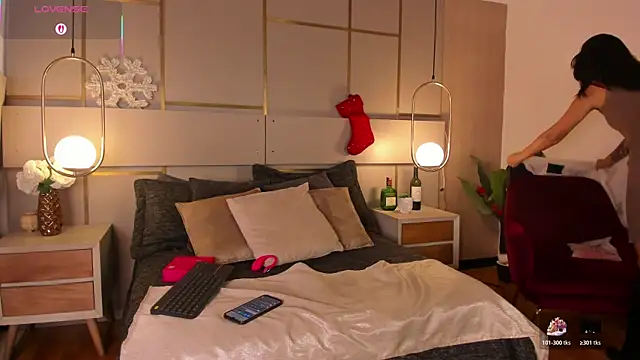 Lina Montclair online show from December 17, 7:42 pm