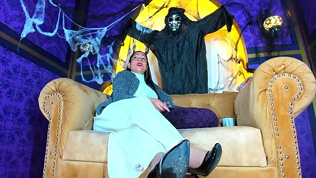 Snapshot of Scarlett_Barnes chatting on October 24, 12:01 pm Scarlett Barnes online show from October 24, 12:01 pm