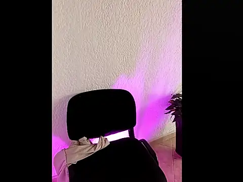 Snapshot of _MoonBlue_ chatting on September 17, 3:57 pm MoonBlue online show from September 17, 3:57 pm