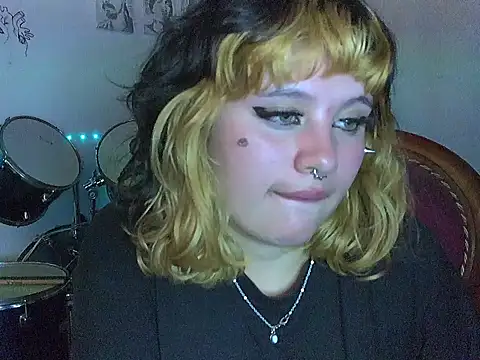 Snapshot of _MoonBlue_ chatting on December 15, 6:17 am MoonBlue online show from December 15, 6:17 am