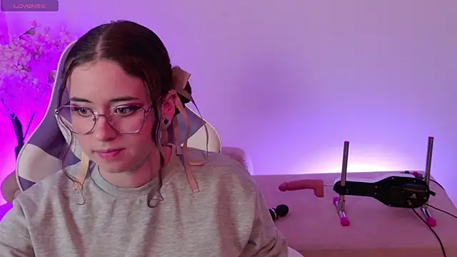 Snapshot of Mia_wee chatting on February 16, 6:59 pm Mia wee online show from February 16, 6:59 pm