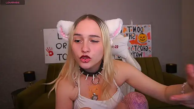 LilElfie online show from October 31, 11:28 pm