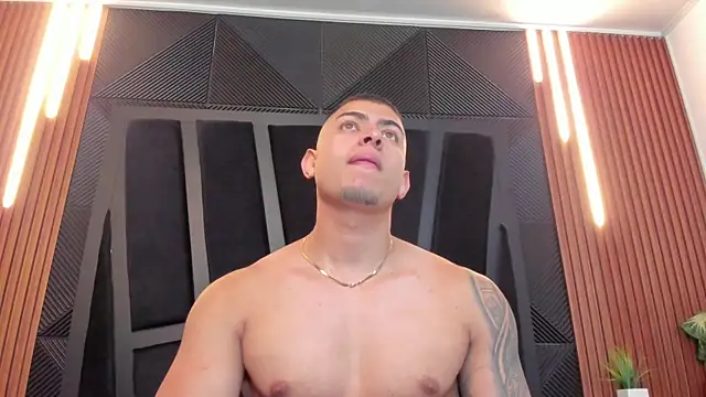 Snapshot of marco_garciia_ chatting on September 20, 11:17 pm marco garciia online show from September 20, 11:17 pm
