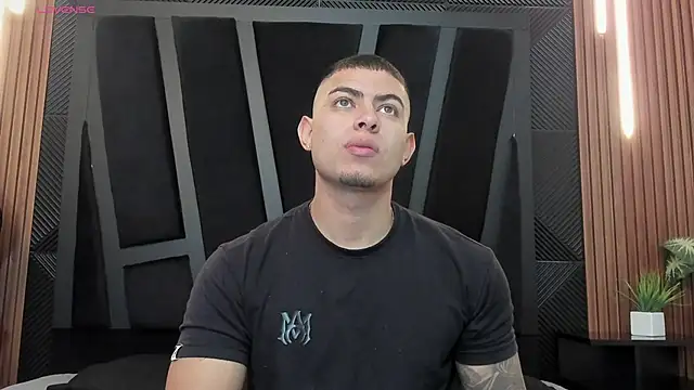 Snapshot of marco_garciia_ chatting on September 28, 2:11 pm marco garciia online show from September 28, 2:11 pm