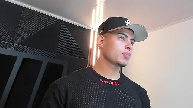 Snapshot of marco_garciia_ chatting on October 2, 11:12 pm marco garciia online show from October 2, 11:12 pm