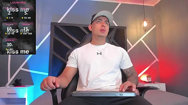 Snapshot of marco_garciia_ chatting on November 23, 3:34 pm marco garciia online show from November 23, 3:34 pm