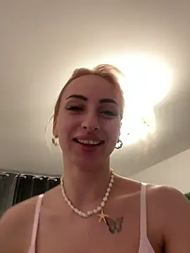 Snapshot of AuraPure chatting on August 6, 4:14 am AuraPure online show from August 6, 4:14 am