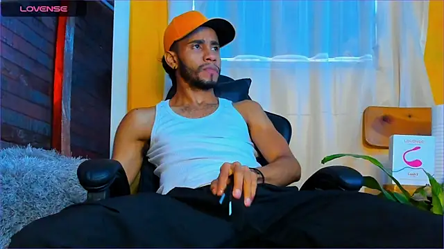 Snapshot of Alex_bigcock11_ chatting on October 18, 1:12 pm Alex bigcock11 online show from October 18, 1:12 pm