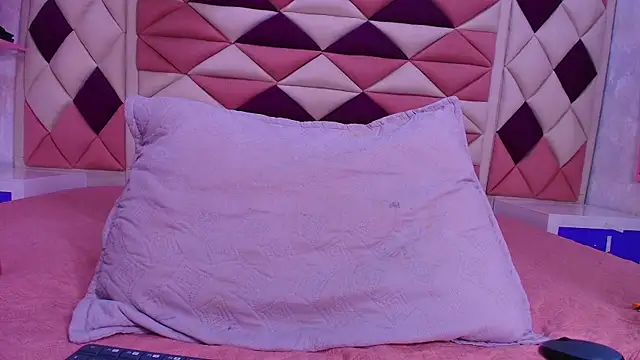 Snapshot of valecastro_ chatting on November 12, 7:13 pm valecastro online show from November 12, 7:13 pm