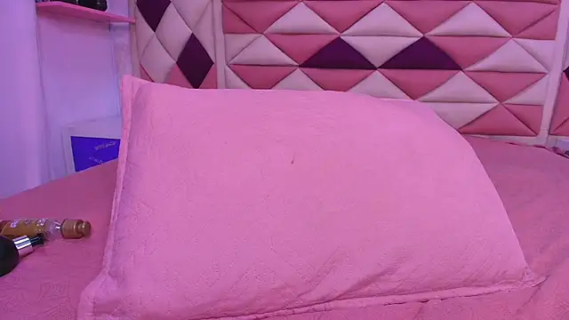 Snapshot of valecastro_ chatting on November 13, 7:13 pm valecastro online show from November 13, 7:13 pm